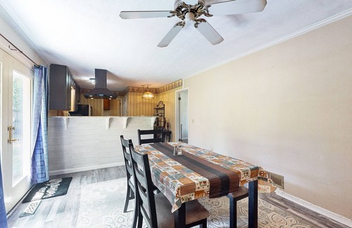 Snellville Casa | Cozy dog-friendly house, fenced backyard, patio, wifi, w/d, and garage