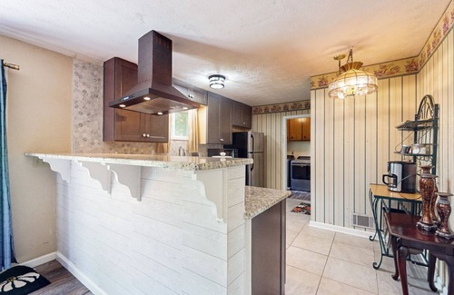 Snellville Casa | Cozy dog-friendly house, fenced backyard, patio, wifi, w/d, and garage