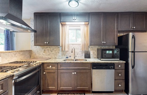 Snellville Casa | Cozy dog-friendly house, fenced backyard, patio, wifi, w/d, and garage