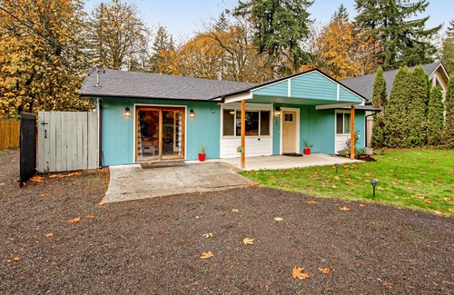 Littlerock Casa | Cozy, Dog-Friendly Home with Private Hot Tub, Grill & Mini Arcade - Free WiFi!
