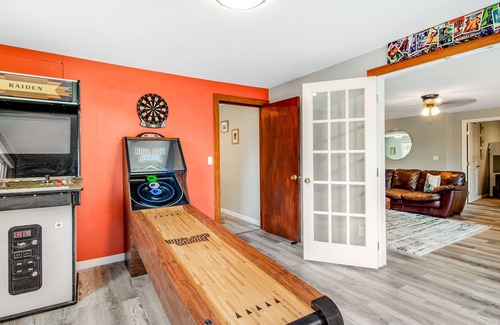 Littlerock Casa | Cozy, Dog-Friendly Home with Private Hot Tub, Grill & Mini Arcade - Free WiFi!