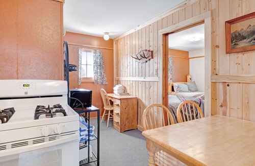 South Fork Cabina | ¡Acogedor lodge para perros con cocina, entretenimiento, acceso para esquiar y bañera de hidromasaje compartida!