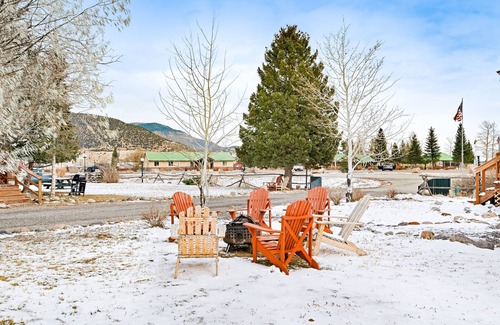 South Fork Cabina | ¡Acogedor lodge para perros con cocina, entretenimiento, acceso para esquiar y bañera de hidromasaje compartida!