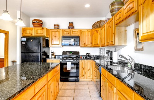 South Fork Casa | Cozy Dog-Friendly Retreat w/Gas Fireplace, W/D, Furnished Patio