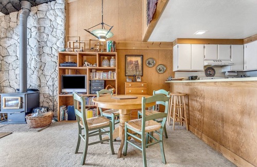 Bear Valley Condominio | Cozy Dog Friendly Studio w/ Loft - Creekside #87 by Bear Valley Vacation Rentals