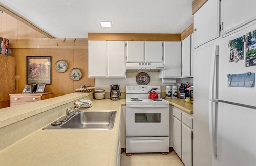 Bear Valley Condominio | Cozy Dog Friendly Studio w/ Loft - Creekside #87 by Bear Valley Vacation Rentals