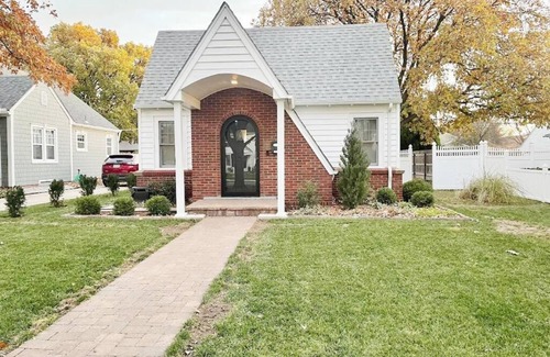 Great Bend Casa | Cozy Double King Suite Bungalow with free WiFi