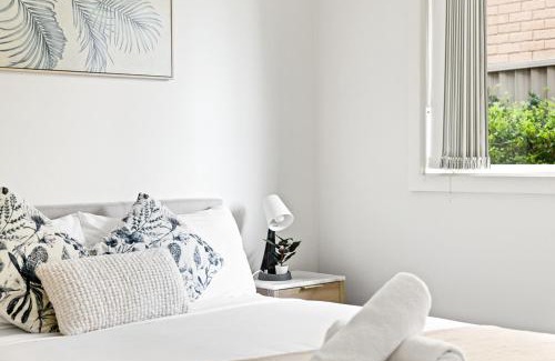 Panania Casa | Cozy Double Room in Panania - Close to Stations & Stores - Shared Bathroom