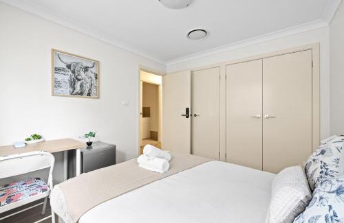 Panania Casa | Cozy Double Room in Panania - Close to Stations & Stores - Shared Bathroom