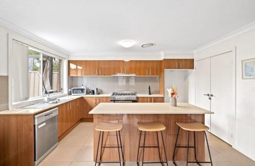 Panania Casa | Cozy Double Room in Panania - Close to Stations & Stores - Shared Bathroom