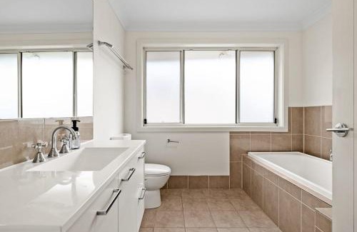Panania Casa | Cozy Double Room in Panania - Close to Stations & Stores - Shared Bathroom