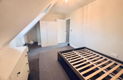 Peterborough Casa | Cozy Double Room with Private Shower in Hampton Lakes