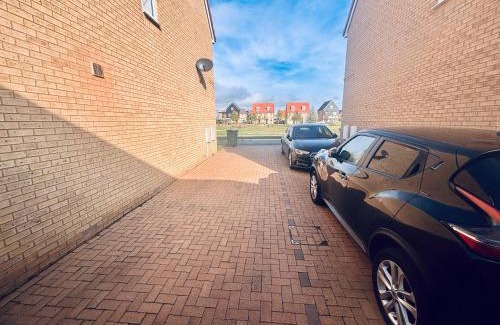 Peterborough Casa | Cozy Double Room with Private Shower in Hampton Lakes
