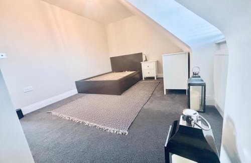 Peterborough Casa | Cozy Double Room with Private Shower in Hampton Lakes