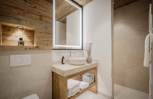 Strobl Apartamento | Cozy double room with historical charm and panoramic view - the spatzenNEST