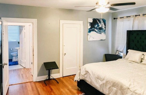 South Central Houston Villa | COZY DOWNTOWN 2 BDRM HOME NEAR TURKEY LEG HUT!!!