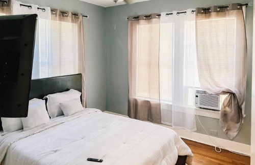 South Central Houston Villa | COZY DOWNTOWN 2 BDRM HOME NEAR TURKEY LEG HUT!!!