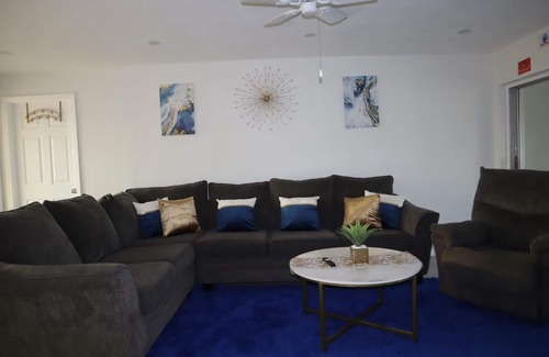 Caloosahatchee Casa | Cozy Downtown 3BR w/ Games Gym Pets Grill
