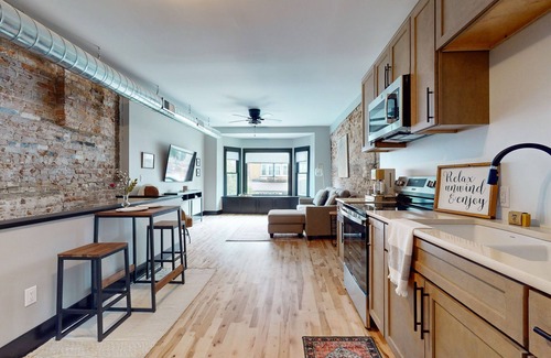 Janesville Apartamento | Cozy downtown apartment with full kitchen-centrally located