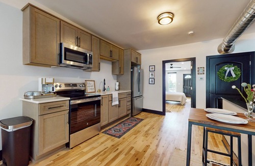 Janesville Apartamento | Cozy downtown apartment with full kitchen-centrally located