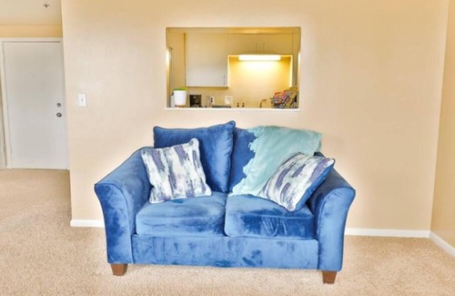 Downtown Omaha Apartamento | Cozy Downtown Condo w/ Blue Sky Views