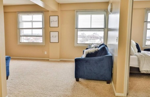 Downtown Omaha Apartamento | Cozy Downtown Condo w/ Blue Sky Views