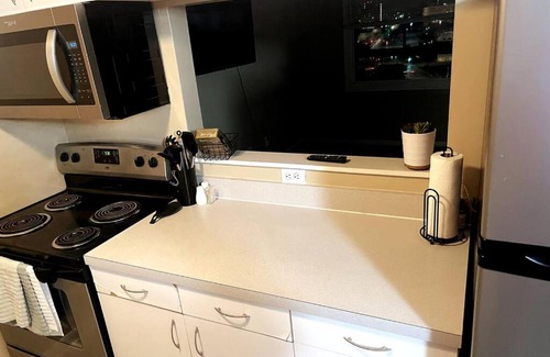Downtown Omaha Apartamento | Cozy Downtown Condo w/ Blue Sky Views