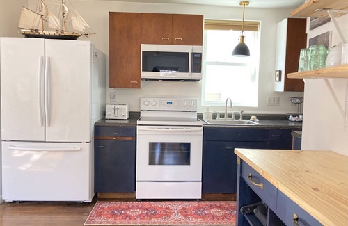 Erie Casa | Cozy Downtown Erie home only 2 blocks from UPMC Hamot