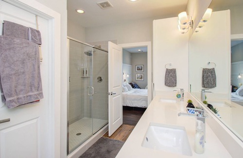 Northside Casa | Cozy Downtown Modern Townhome