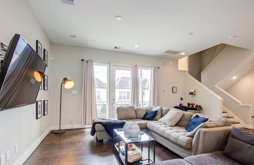 Northside Casa | Cozy Downtown Modern Townhome