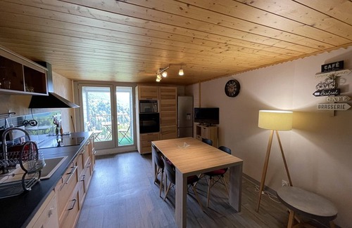 Saint-Jacques-des-Blats Apartamento | Acogedor dúplex con balcón cerca de pistas