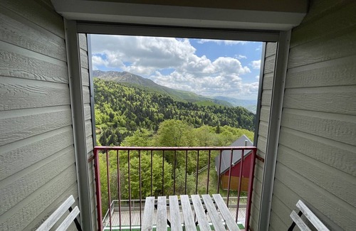 Saint-Jacques-des-Blats Apartamento | Acogedor dúplex con balcón cerca de pistas
