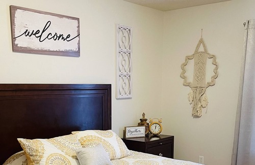 Seymour Apartamento | Cozy duplex in quiet neighborhood right down the road from city park.