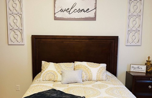 Seymour Apartamento | Cozy duplex in quiet neighborhood right down the road from city park.