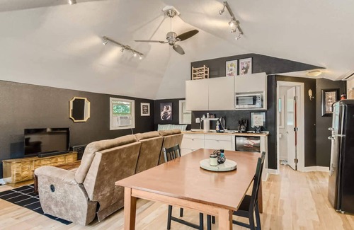 Georgetown Casa | Cozy, Eclectic, Quiet Studio-Walk to the Square!