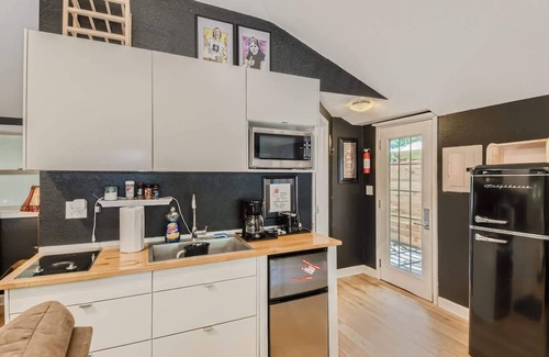 Georgetown Casa | Cozy, Eclectic, Quiet Studio-Walk to the Square!