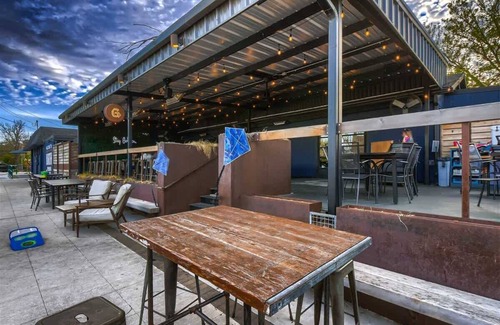 Georgetown Casa | Cozy, Eclectic, Quiet Studio-Walk to the Square!