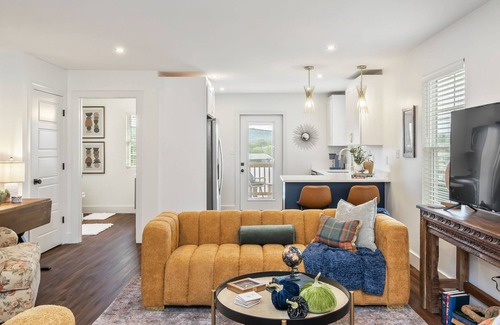 Powell Casa | Cozy, Elegant 3 Bedroom Townhouse with Romantic Vibe