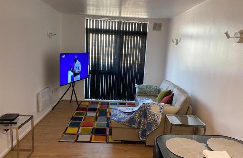 Barking Apartamento | Cozy Entire Apartment with Free onsite Parking, 2-Min Walk to Barking Station