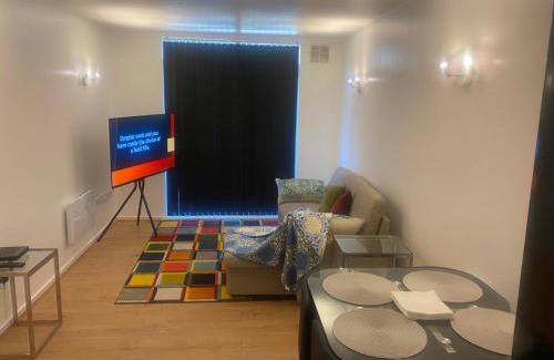 Barking Apartamento | Cozy Entire Apartment with Free onsite Parking, 2-Min Walk to Barking Station