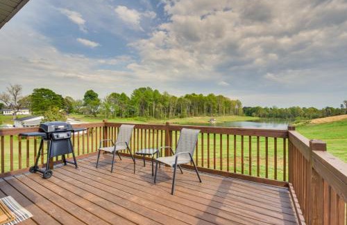 Fair Play Casa | Cozy Fair Play Home with Deck 4 Mi to Lake Hartwell!