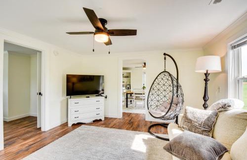 Fair Play Casa | Cozy Fair Play Home with Deck 4 Mi to Lake Hartwell!