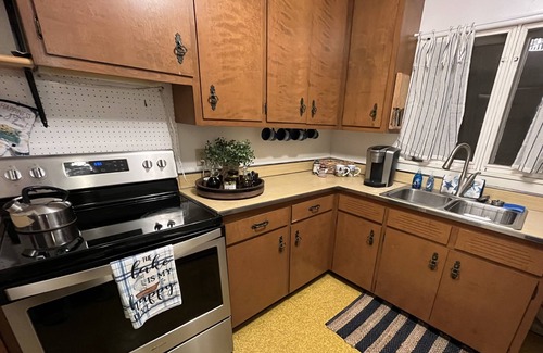 Glenwood Springs Casa | Cozy family cottage steps from Lake Geneva with lake view