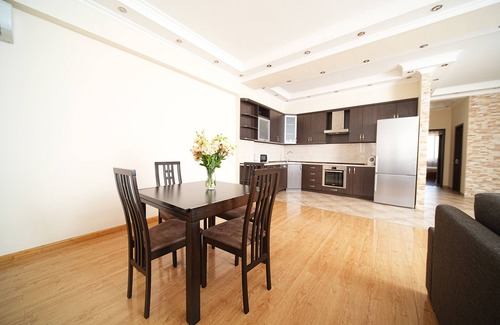 Kentron Apartamento | Cozy Family Apartment with City Views by Sweet Home