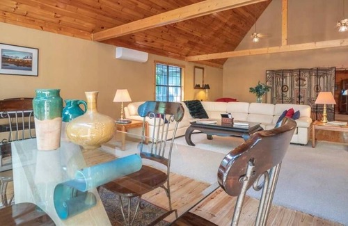 Helen Cabina | Cozy Family Chalet in the Woods on a stream and only a short drive to Helen Ga.