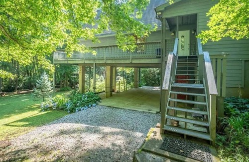 Helen Cabina | Cozy Family Chalet in the Woods on a stream and only a short drive to Helen Ga.