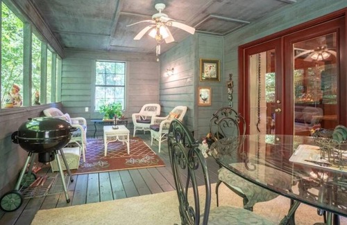 Helen Cabina | Cozy Family Chalet in the Woods on a stream and only a short drive to Helen Ga.