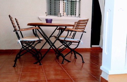 La Marina Apartamento | Acogedor apartamento familiar con patio y terraza y piscina comunitaria