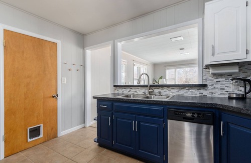 Overland Park Casa | ~Cozy & Family Friendly Home~ Game Room | Self Check-in | FAST WiFi|