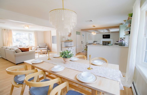 Centerville Casa | Cozy family-friendly home in Cape Cod, mins to beaches/amenities, +EV Charging!